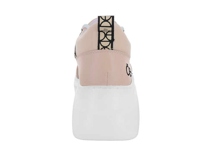 Tenis Cloe color nude con suela blanca de plataforma y punta dorada metálica.