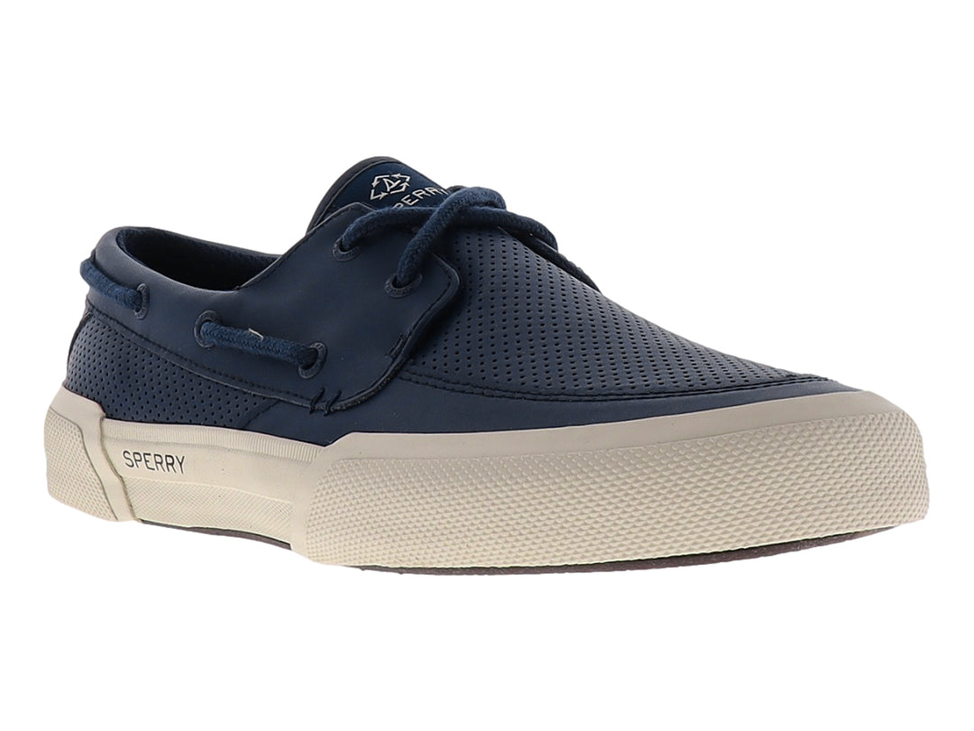 Zapato náutico Sperry azul marino con suela beige y superficie perforada.