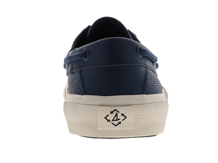 Zapato náutico Sperry azul marino con suela beige y superficie perforada.