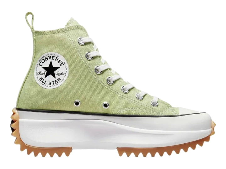 Tenis Converse Run Star Hike de bota color verde oliva con suela blanca de plataforma y base dentada café.