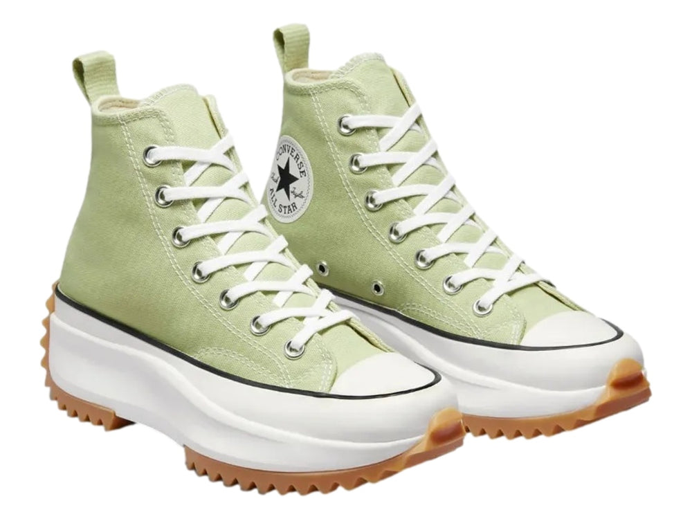 Tenis Converse Run Star Hike de bota color verde oliva con suela blanca de plataforma y base dentada café.