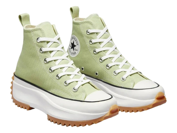 Tenis Converse Run Star Hike de bota color verde oliva con suela blanca de plataforma y base dentada café.