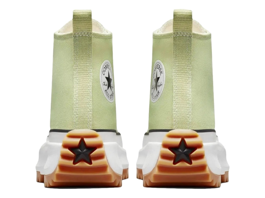 Tenis Converse Run Star Hike de bota color verde oliva con suela blanca de plataforma y base dentada café.