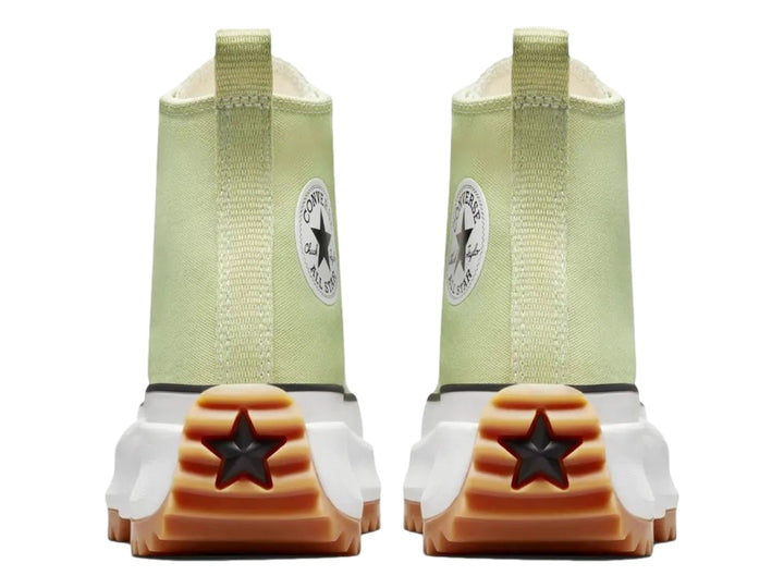Tenis Converse Run Star Hike de bota color verde oliva con suela blanca de plataforma y base dentada café.