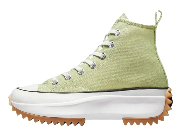 Tenis Converse Run Star Hike de bota color verde oliva con suela blanca de plataforma y base dentada café.