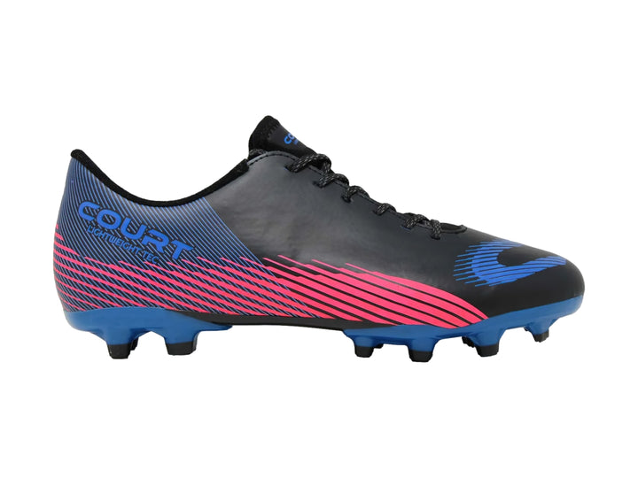 Zapato de fútbol COURT color negro con rayas rosas y suela azul con tacos.
