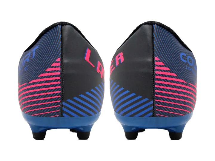 Zapato de fútbol COURT color negro con rayas rosas y suela azul con tacos.