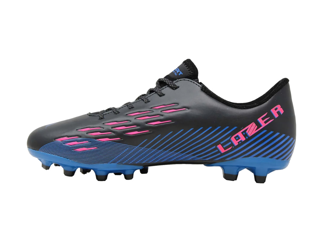 Zapato de fútbol COURT color negro con rayas rosas y suela azul con tacos.