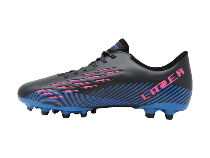 Zapato de fútbol COURT color negro con rayas rosas y suela azul con tacos.