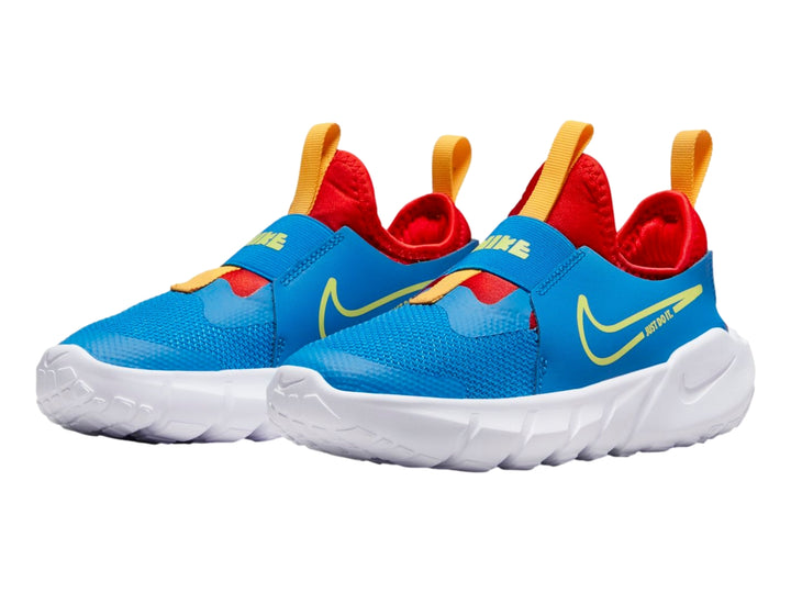 Par de tenis Nike Flex Runner 2 para niño en color azul con detalles en rojo y amarillo y suela blanca.