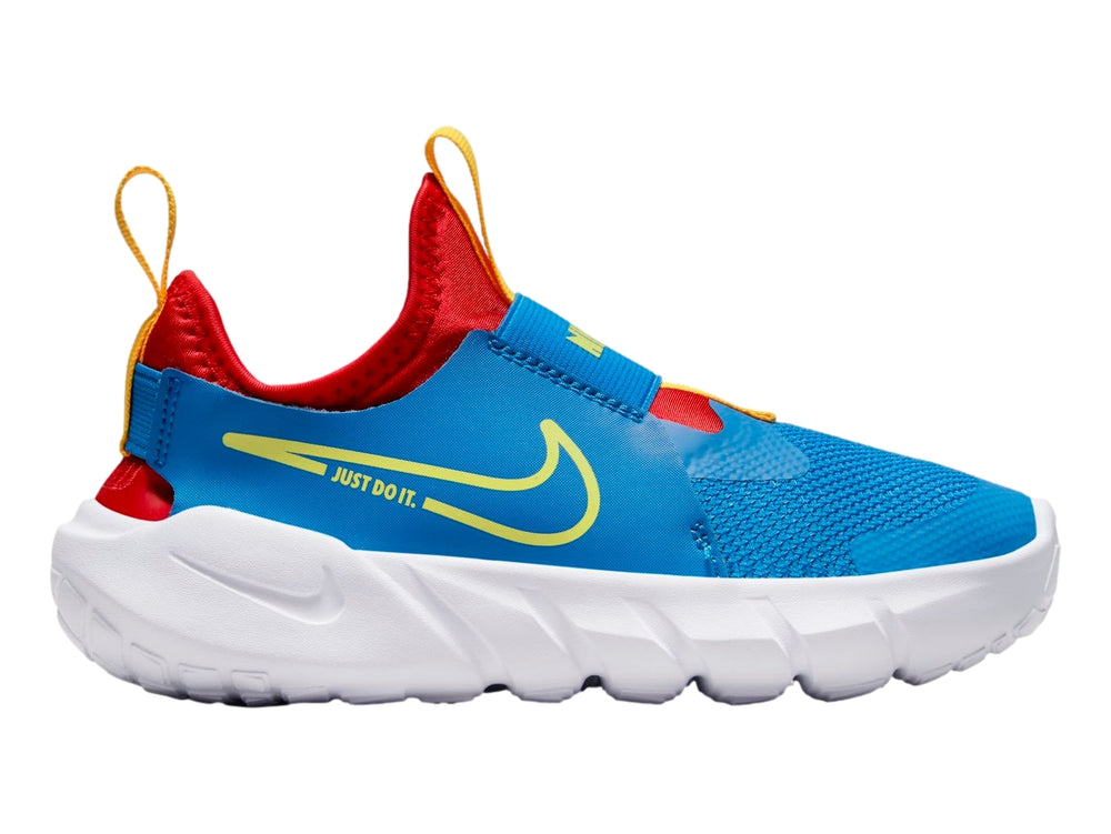 Par de tenis Nike Flex Runner 2 para niño en color azul con detalles en rojo y amarillo y suela blanca.