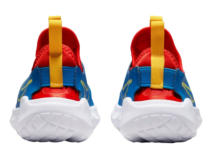 Par de tenis Nike Flex Runner 2 para niño en color azul con detalles en rojo y amarillo y suela blanca.