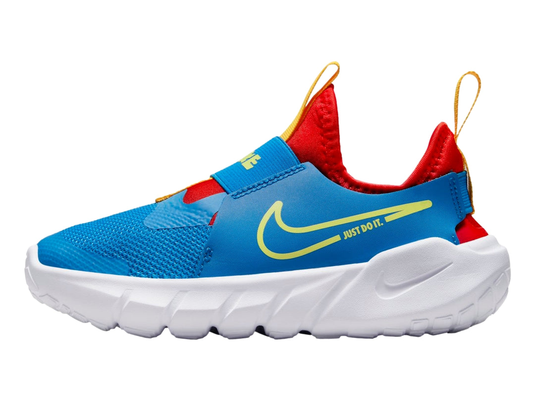 Par de tenis Nike Flex Runner 2 para niño en color azul con detalles en rojo y amarillo y suela blanca.