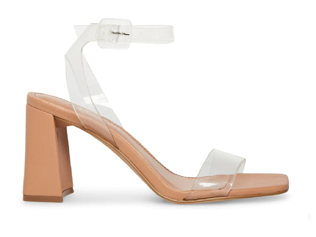 Sandalia Madden Girl con tacón cuadrado beige y correas transparentes en el empeine y tobillo.