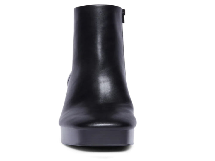 Botín negro de tacón grueso y plataforma para mujer.