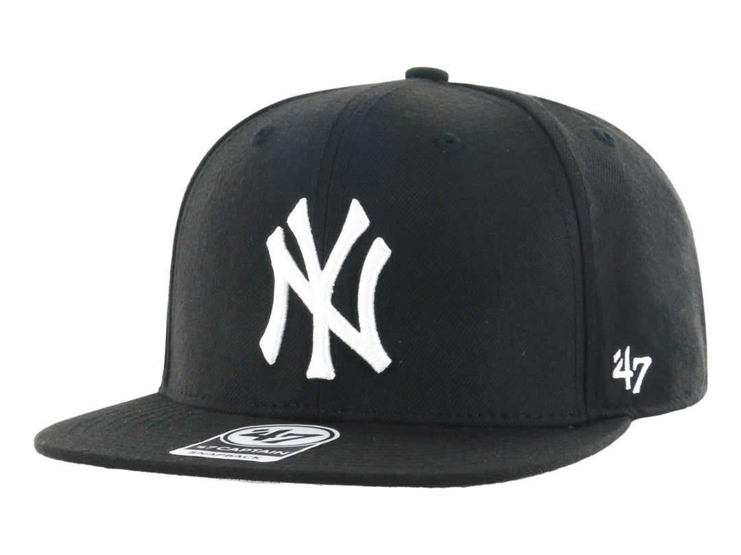 Gorra negra de los New York Yankees con visera plana y logotipo blanco bordado al frente.