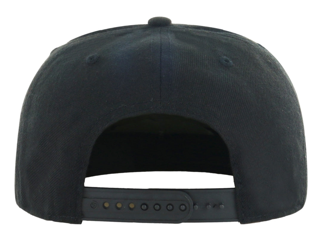 Gorra negra de los New York Yankees con visera plana y logotipo blanco bordado al frente.