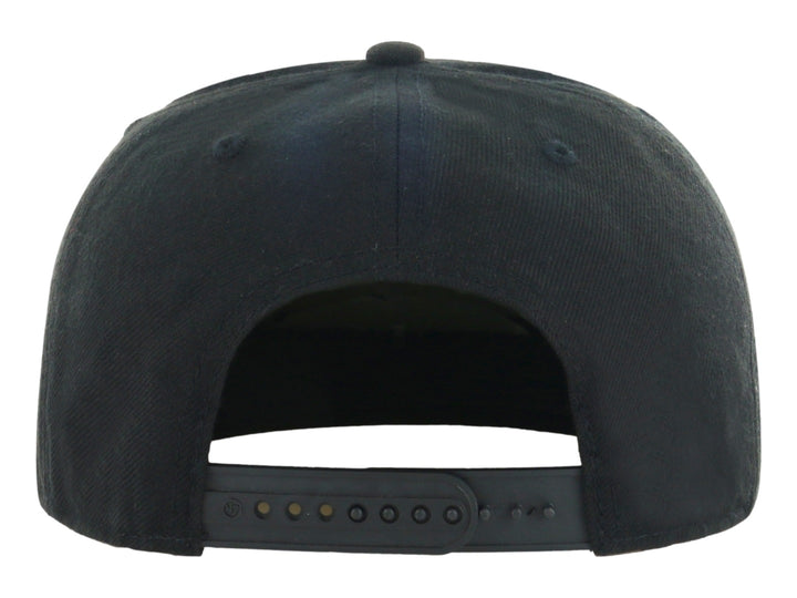 Gorra negra de los New York Yankees con visera plana y logotipo blanco bordado al frente.