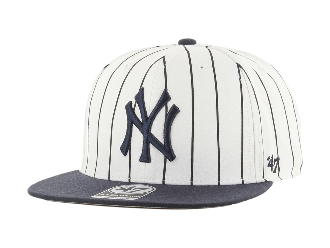 Gorra de béisbol blanca con rayas azul marino, visera plana y logo de los New York Yankees.