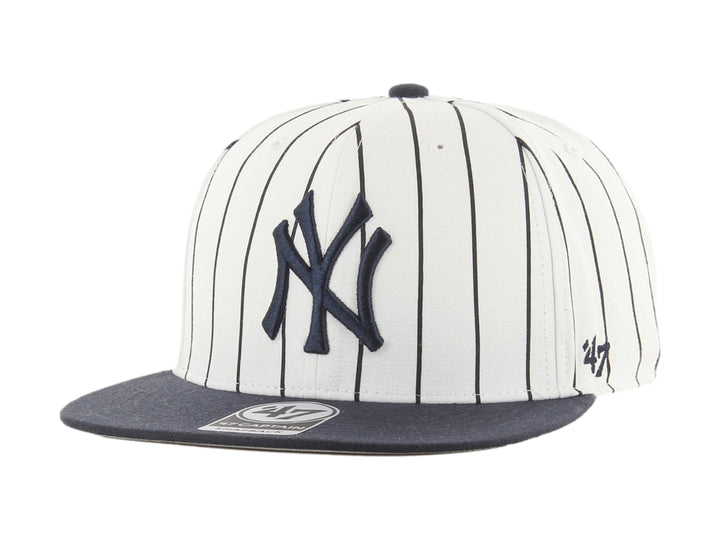 Gorra de béisbol blanca con rayas azul marino, visera plana y logo de los New York Yankees.