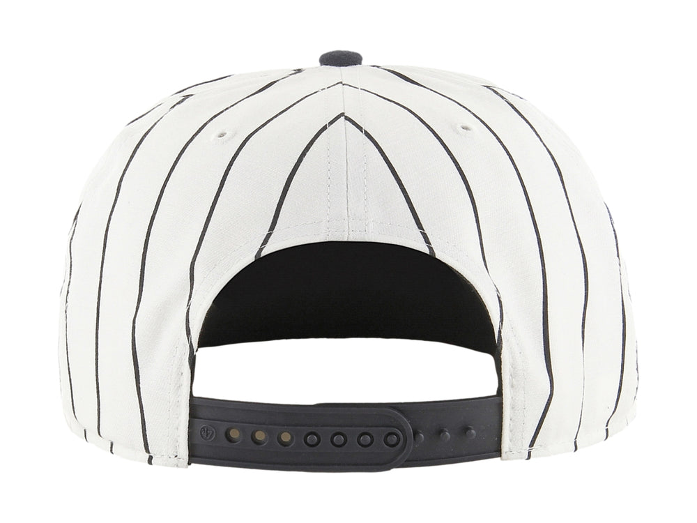 Gorra de béisbol blanca con rayas azul marino, visera plana y logo de los New York Yankees.