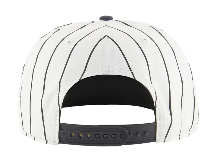 Gorra de béisbol blanca con rayas azul marino, visera plana y logo de los New York Yankees.