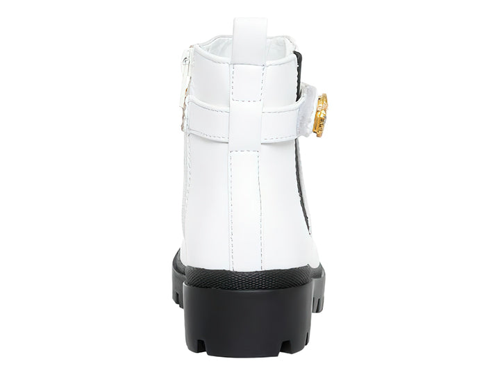 Bota blanca de tobillo con suela negra track y correa decorada con cristales.