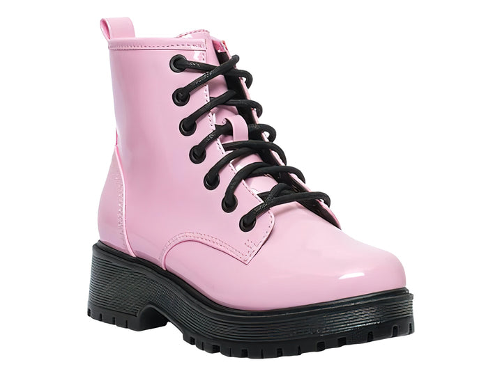 Bota rosa brillante con suela gruesa negra y cordones negros.