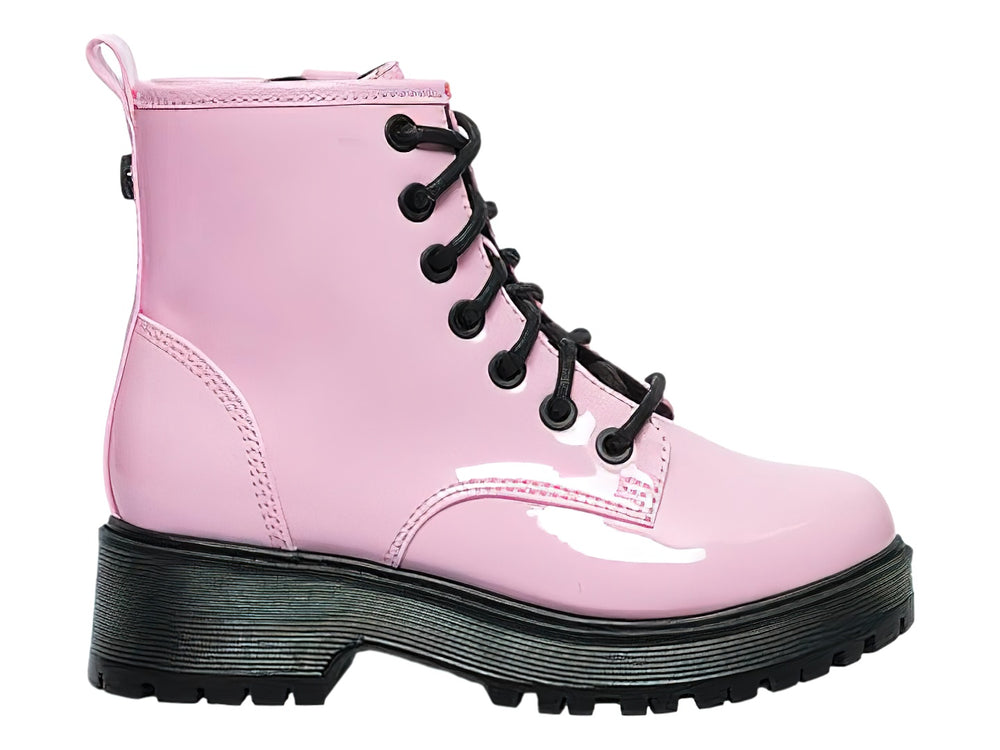 Bota rosa brillante con suela gruesa negra y cordones negros.