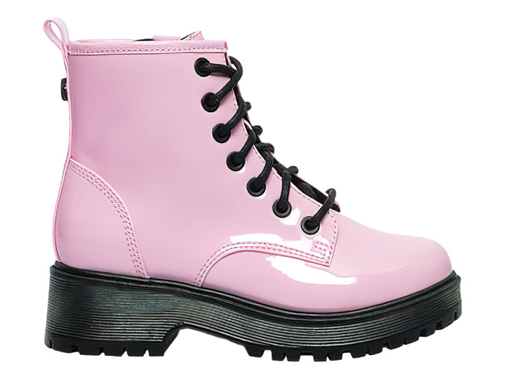 Bota rosa brillante con suela gruesa negra y cordones negros.