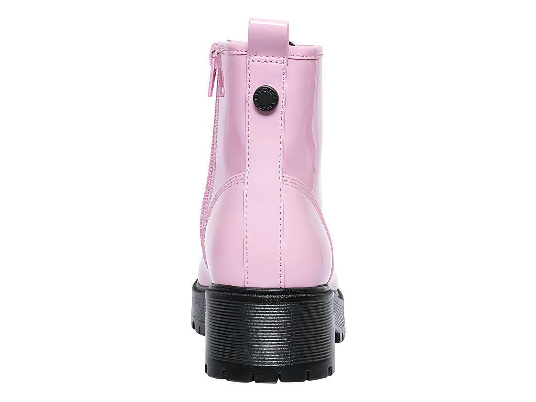 Bota rosa brillante con suela gruesa negra y cordones negros.