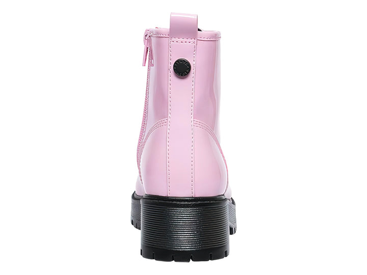 Bota rosa brillante con suela gruesa negra y cordones negros.