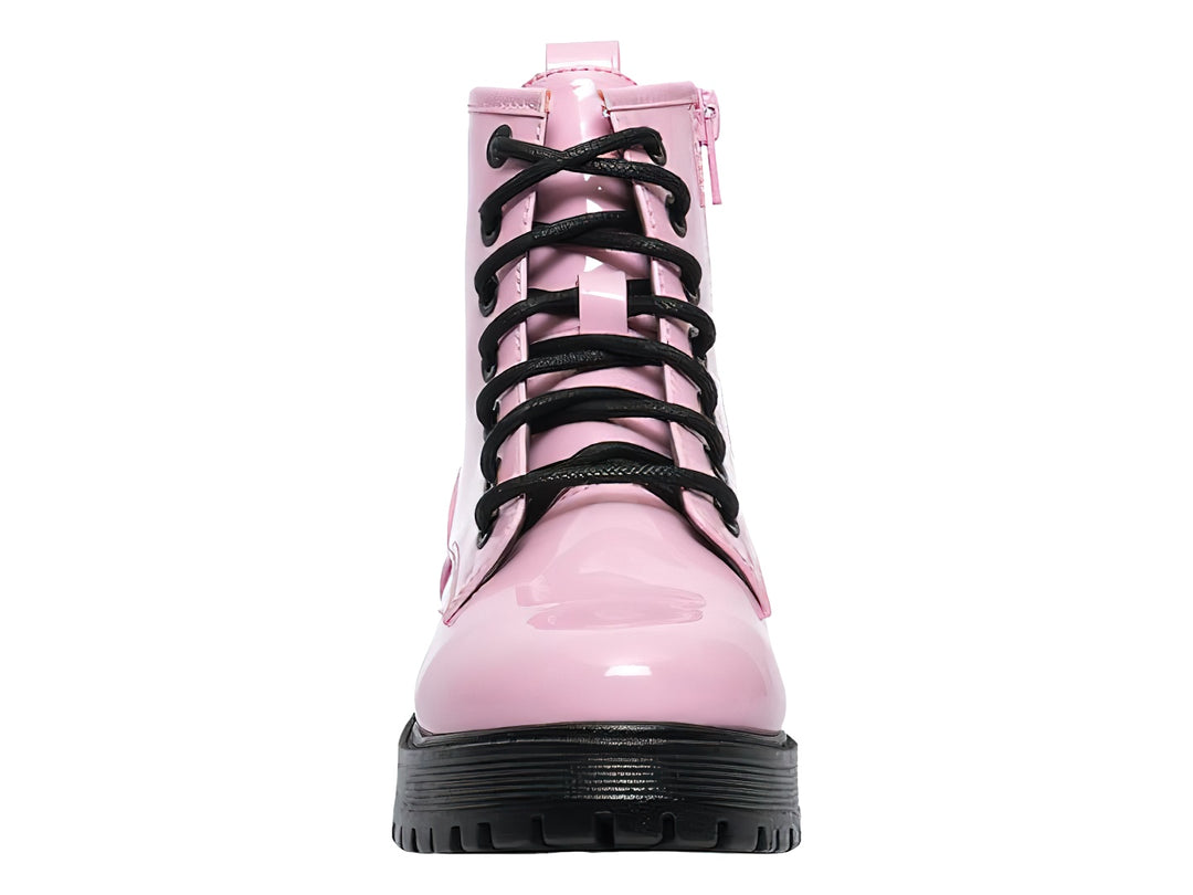 Bota rosa brillante con suela gruesa negra y cordones negros.