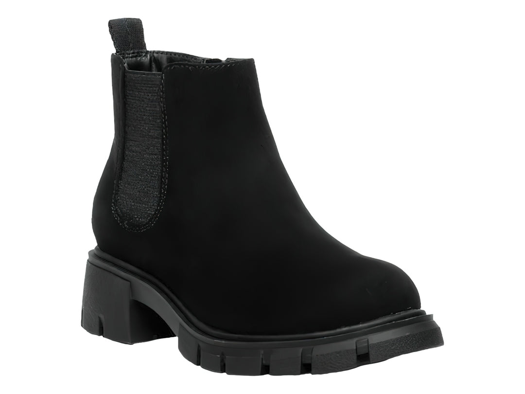 Botín negro Steve Madden estilo Chelsea con suela track gruesa y acabado mate.
