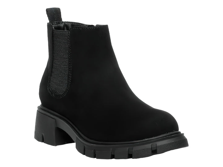 Botín negro Steve Madden estilo Chelsea con suela track gruesa y acabado mate.
