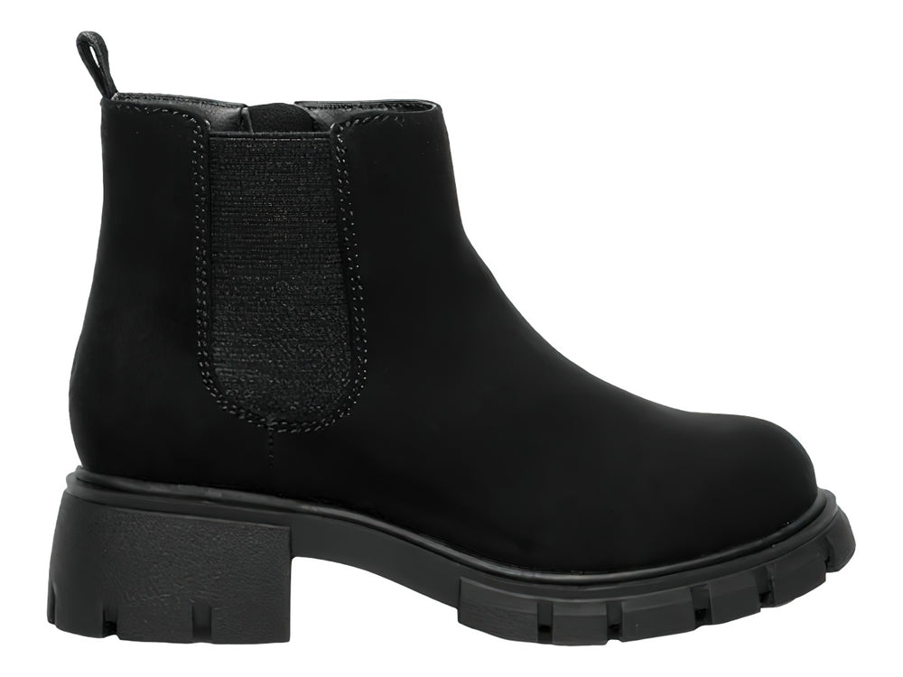 Botín negro Steve Madden estilo Chelsea con suela track gruesa y acabado mate.