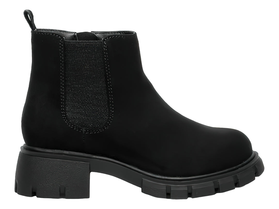 Botín negro Steve Madden estilo Chelsea con suela track gruesa y acabado mate.