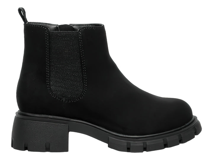 Botín negro Steve Madden estilo Chelsea con suela track gruesa y acabado mate.