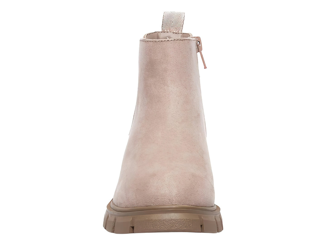 Botines Steve Madden JChelz en color blush con suela gruesa tipo track y panel elástico lateral.
