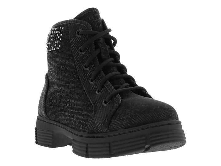 Botín negro para niños de Steve Madden con suela gruesa y detalles brillantes en el talón.