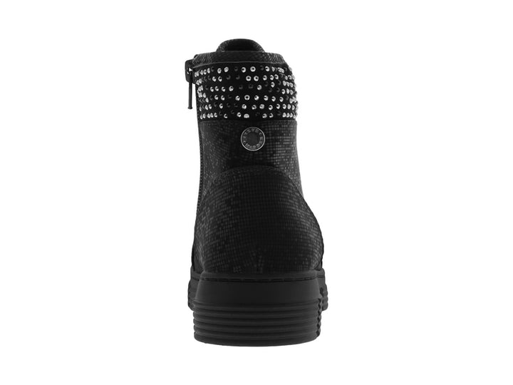 Botín negro para niños de Steve Madden con suela gruesa y detalles brillantes en el talón.
