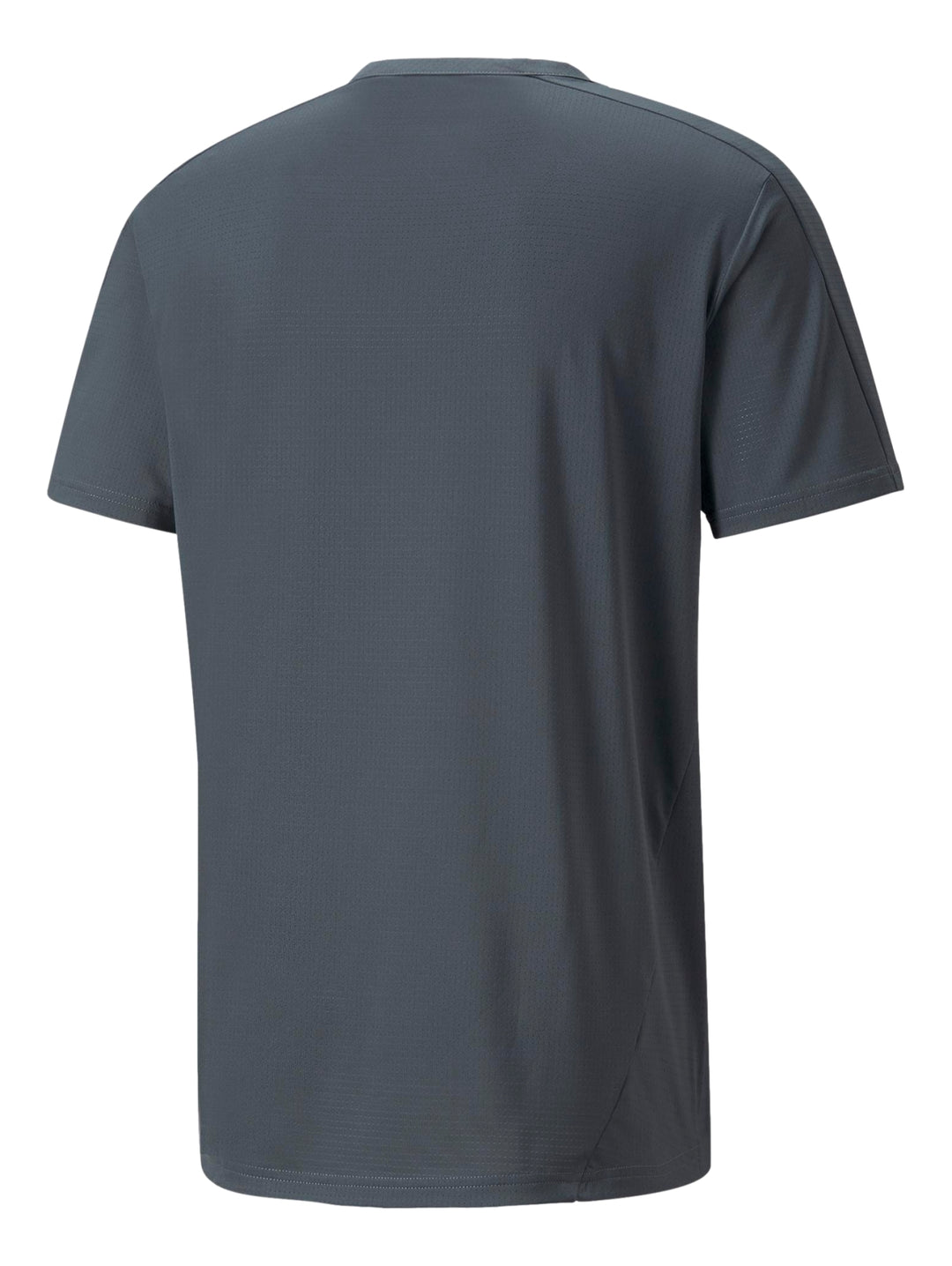 Hombre vistiendo una camiseta deportiva PUMA de color gris oscuro y shorts blancos.