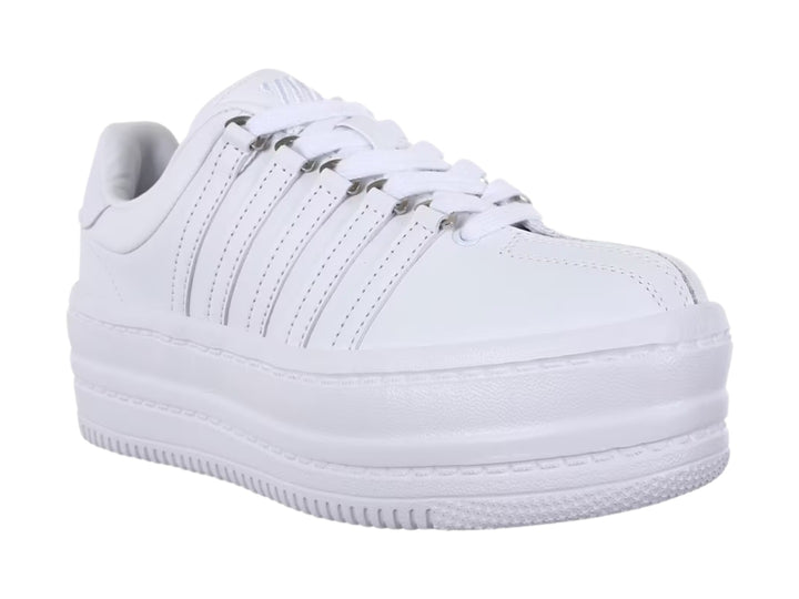 Tenis K-Swiss blancos de plataforma con suela gruesa y diseño clásico de rayas laterales.