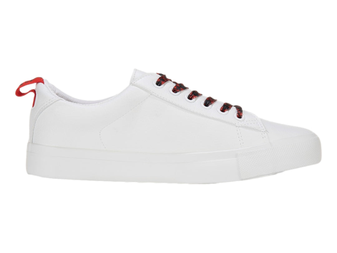 Tenis K-Swiss blancos con detalles en rojo en los cordones y la pestaña trasera.