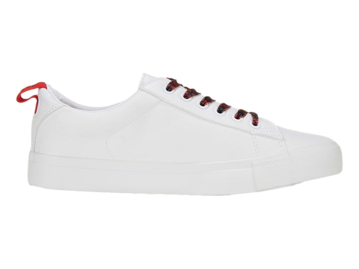 Tenis K-Swiss blancos con detalles en rojo en los cordones y la pestaña trasera.