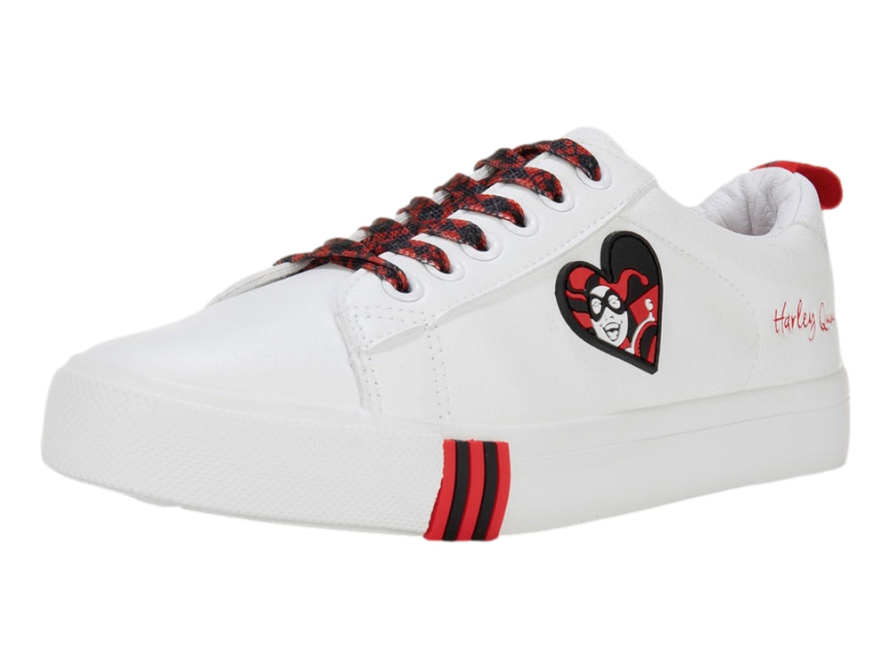 Tenis K-Swiss blancos con detalles en rojo en los cordones y la pestaña trasera.