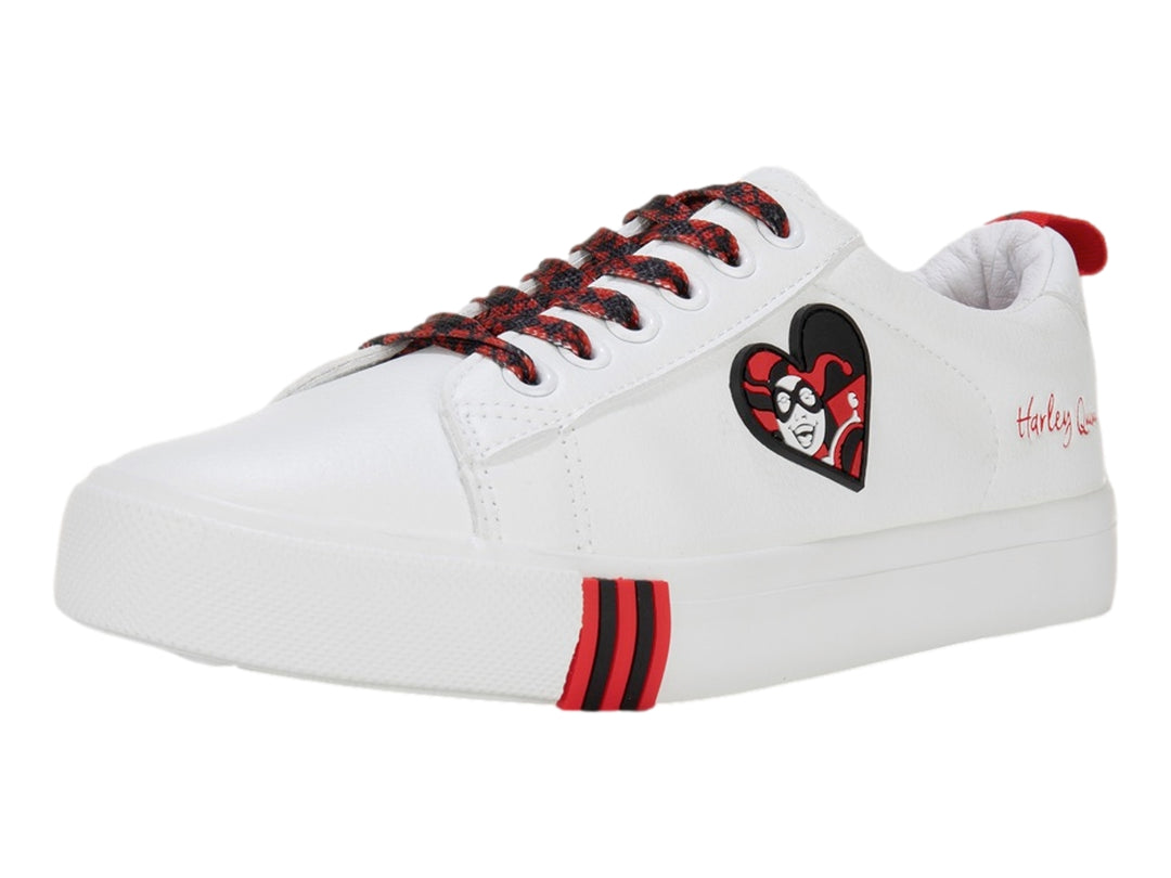Tenis K-Swiss blancos con detalles en rojo en los cordones y la pestaña trasera.