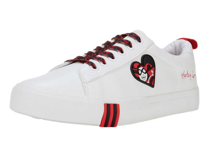 Tenis K-Swiss blancos con detalles en rojo en los cordones y la pestaña trasera.