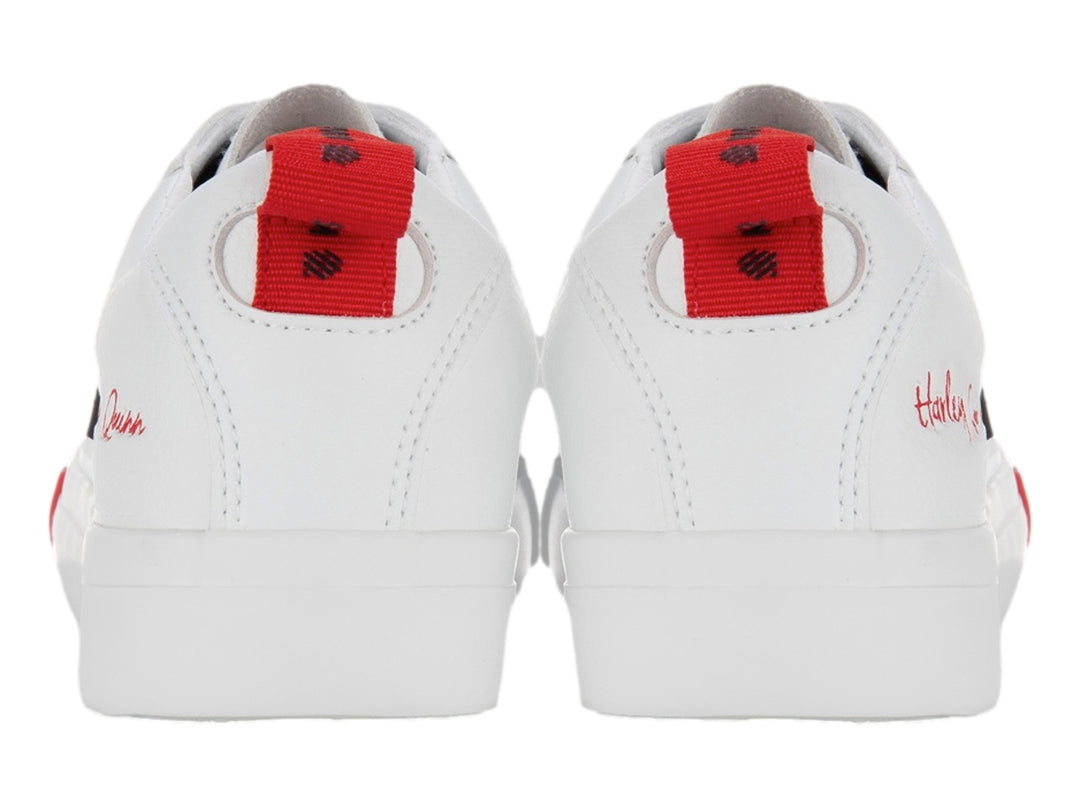 Tenis K-Swiss blancos con detalles en rojo en los cordones y la pestaña trasera.