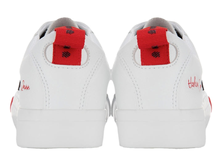 Tenis K-Swiss blancos con detalles en rojo en los cordones y la pestaña trasera.